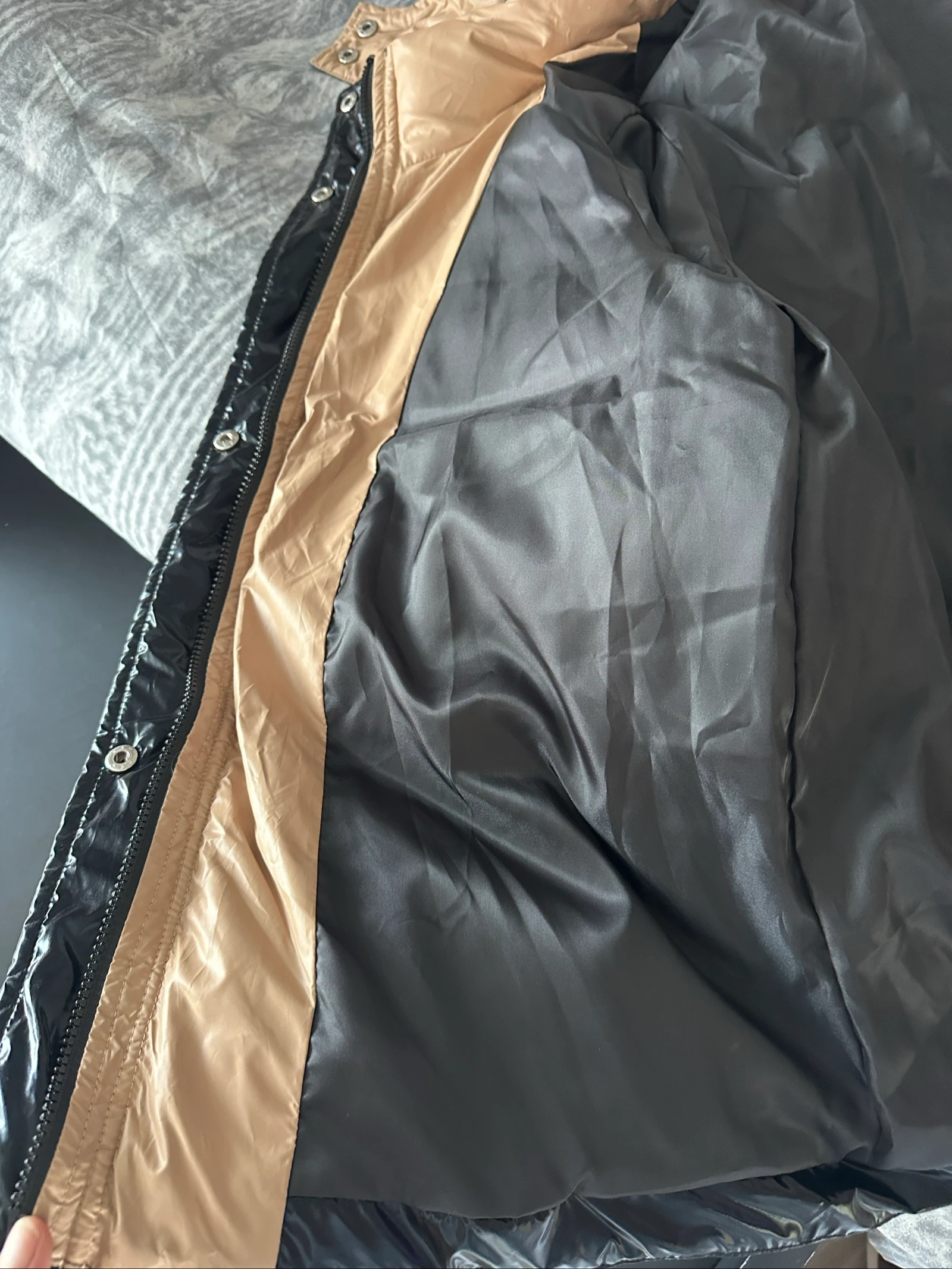 Glanzende zwarte en beige donsjack - Maat L (40/42) – photo 8